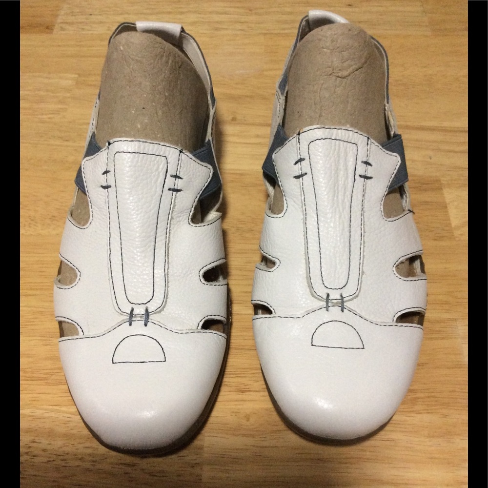 Aerosoles soft leather slip on.